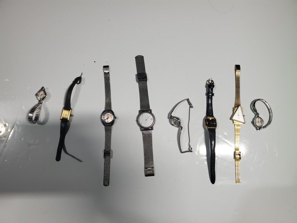 (6) Bundle. Women's Watcha Like New ( Needs Batteries)