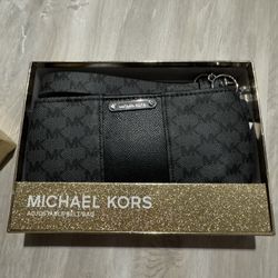 michael kors wristlet 