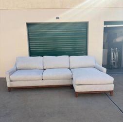 Living Spaces Sectional Couch 🛻Delivery Available🛻