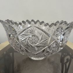 💎 Elegant Cut Glass Bowl - Vintage Style Add a touch of class to your home with this beautiful brilliant-cut glass bowl. 