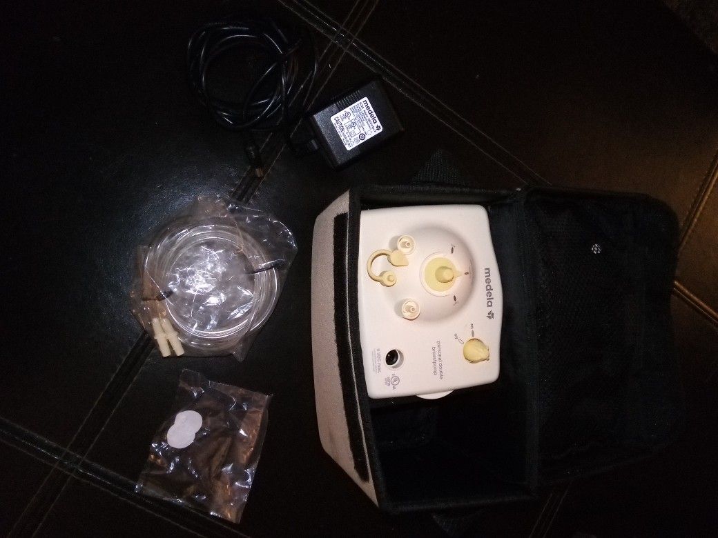 Medela Personal Double Breast Pump Base Unit Carrying Case & AC Adapter Pump Kit
