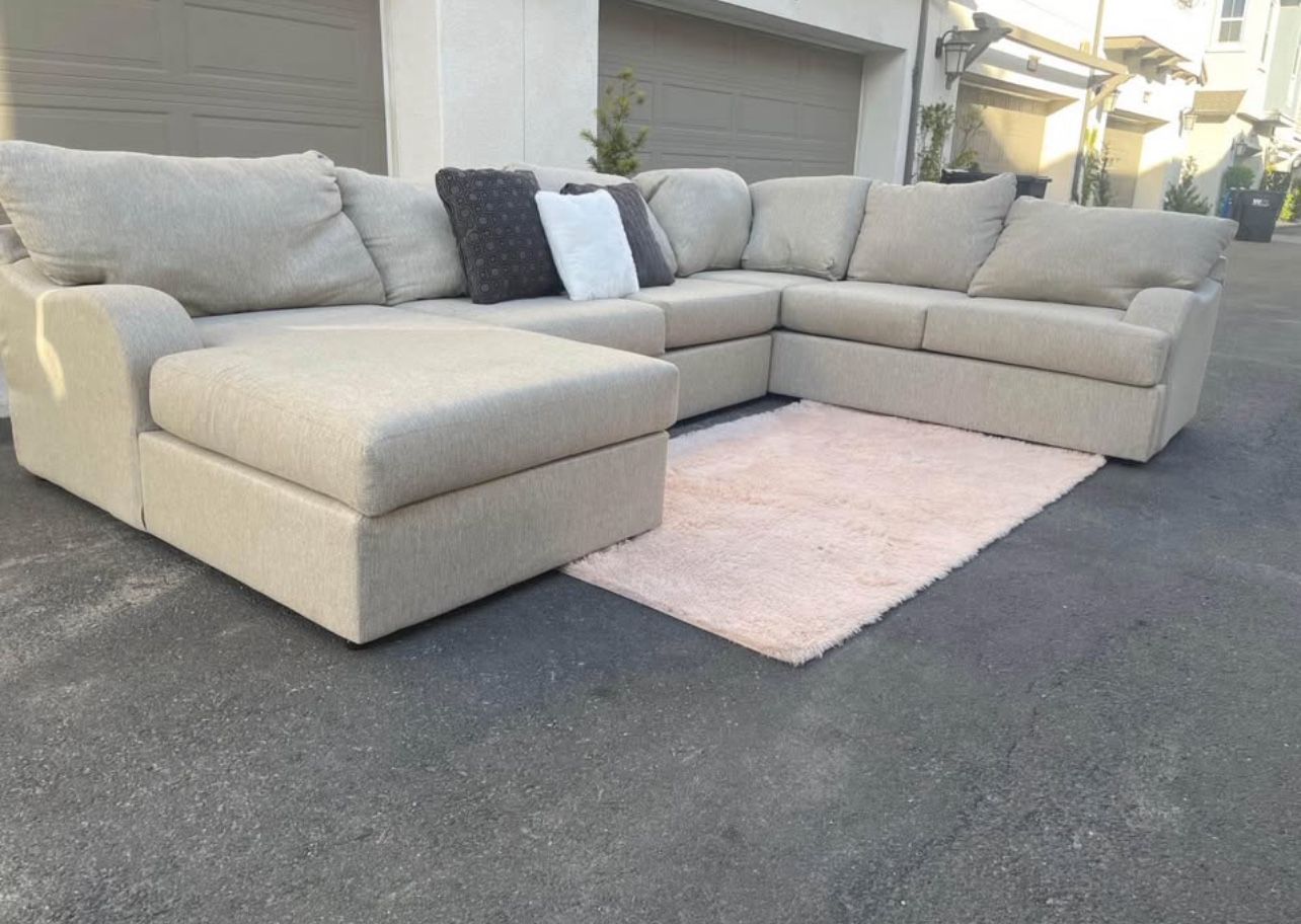 Huge Beige Sectional Couch Sofa From Living Spaces In Excellent Condition - FREE DELIVERY 🚛