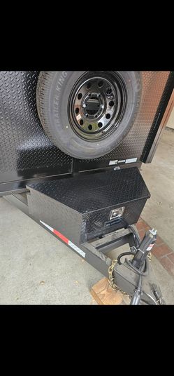 BRAND NEW TONGHE TRAILER TOOL BOX ALUMINUM DIAMOND COLOR BLACK 39" COMES SET KEYS IF SOMEBODY INTERESTED PLEASE TEXT ME ANY TIME HABLO ESPAÑOL THANKS