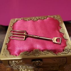 Vintage Carolee Goldtone Pitched Fork 3.25" Brooch Pin F12
