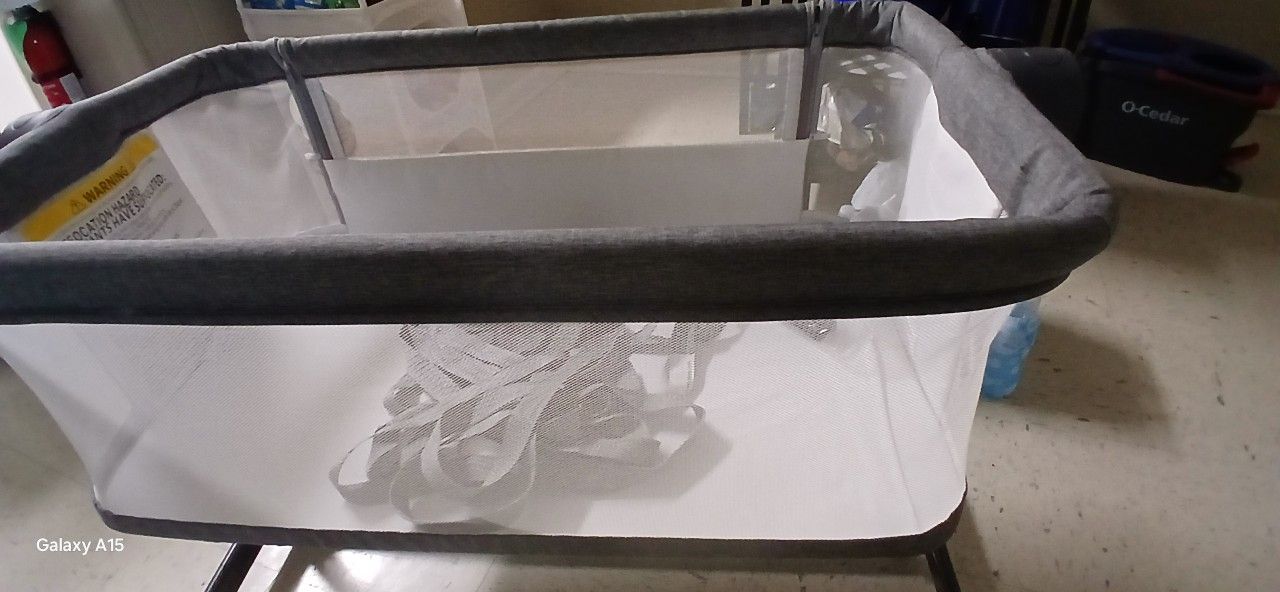 Lil Pengyu bedside bassinet