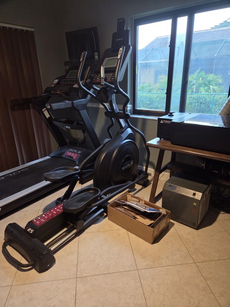 Sole E25 Eliptical Exercise Machine
