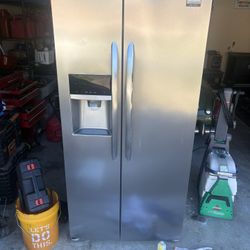 Frigidaire Stainless Steel Side By Side Refrigerato/freezer