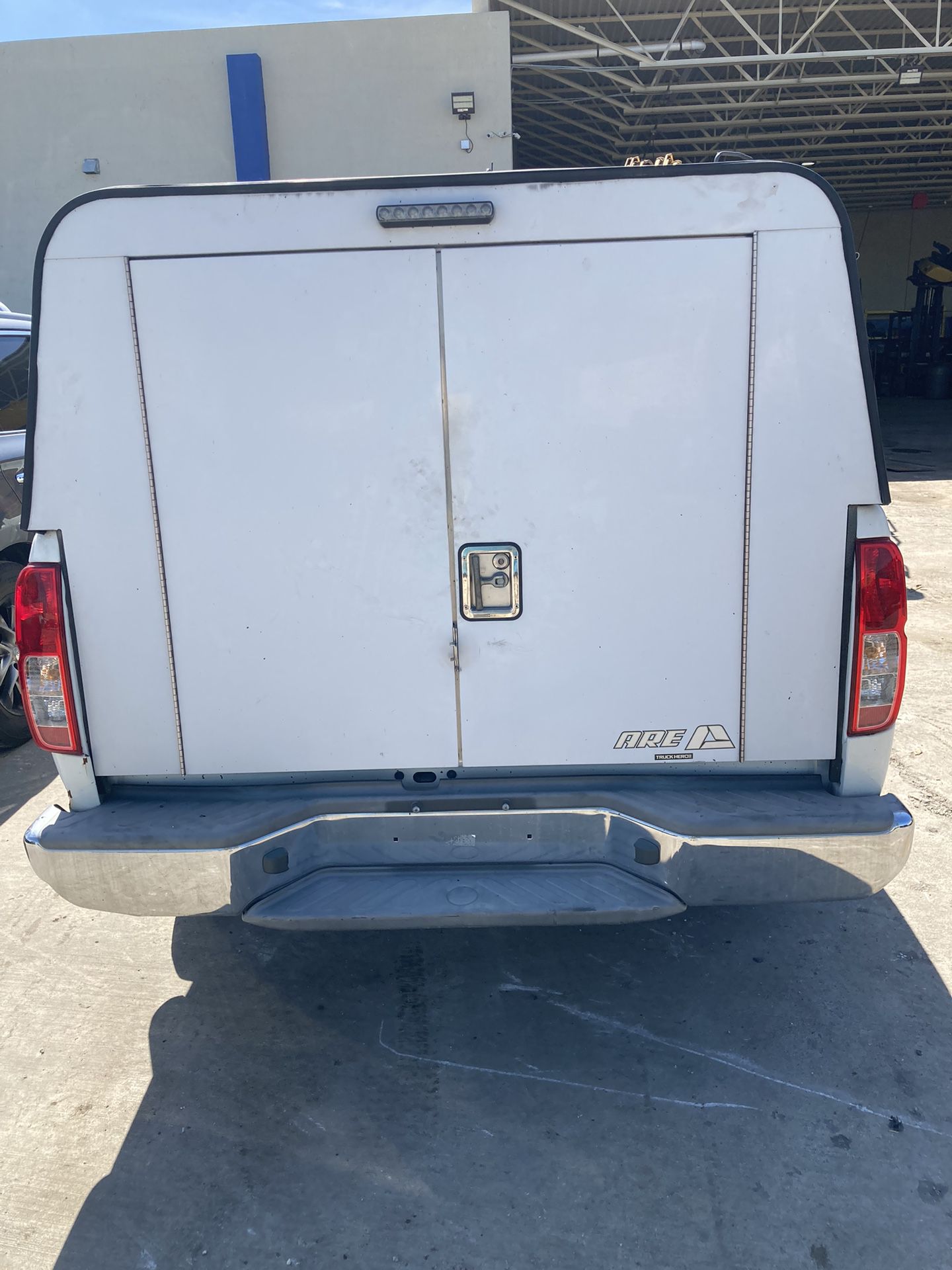 Shell Camper With Aluminum Ramp 2016,Good Condition , For Toyota Tacoma Acc,,Nissan Frontier King Cab,,63” Wide X 72” Long , Hialeah 