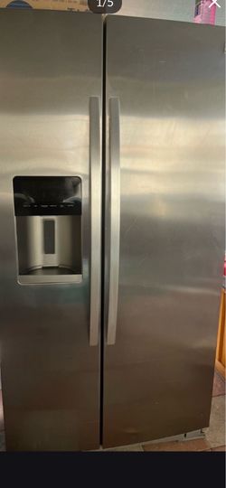 Refrigerador de 2 puertas de la marca KENMORE. Con 3formas de hielo en muy buenas condiciones. $200.00… OBO . No delivery