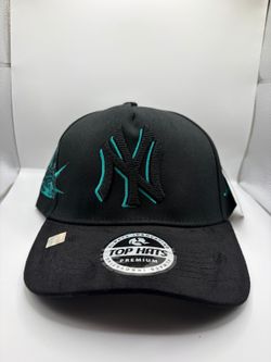 New York Yankees Hat. Brand new Hats. Cachuchas y Gorras nuevas. Western, truckers, and sports hats. Located in HESPERIA. INVENTORY