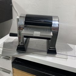 Quickcutz Die Cut Cutting Machine  Used Only A Few Times. Works Great. 