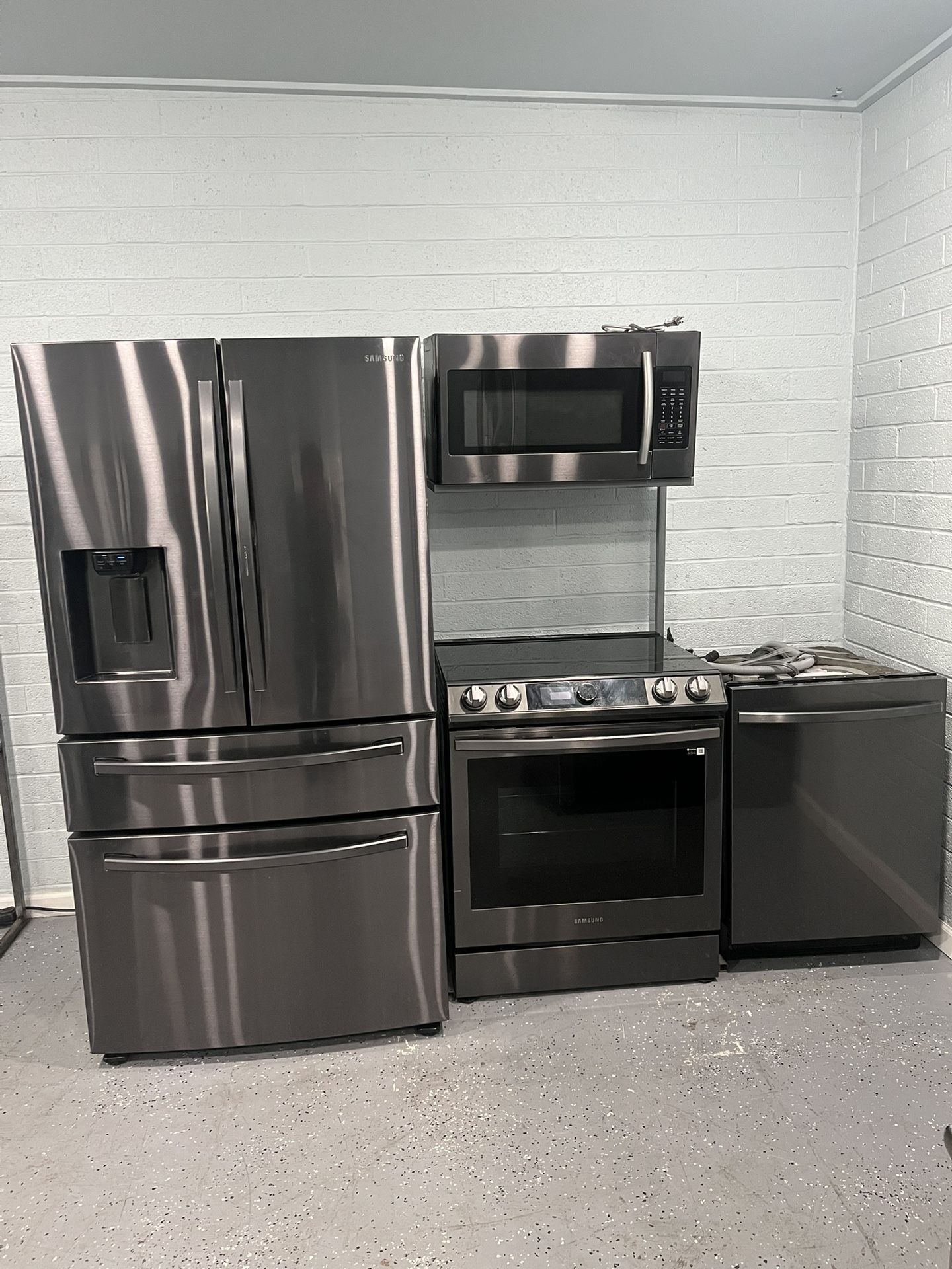 Used Samsung Kitchen Appliance Set In Good Condition