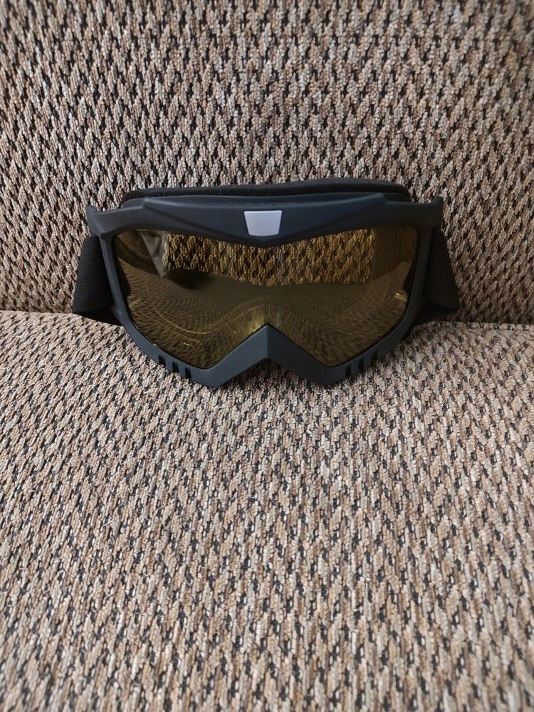 MOTORCYCLE GOGGLES.  YELLOW LENS.  ADJUSTABLE  STRAP.  NEW.  PICKUP ONLY.  