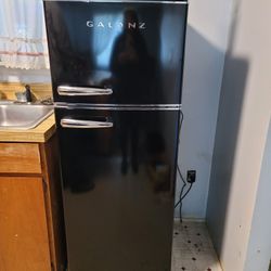 Refrigerator 