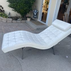White Leather Lounge Chair