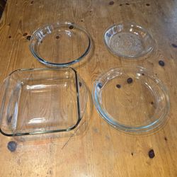 3 Glass Pie Dishes And 1 Square Baking Dish