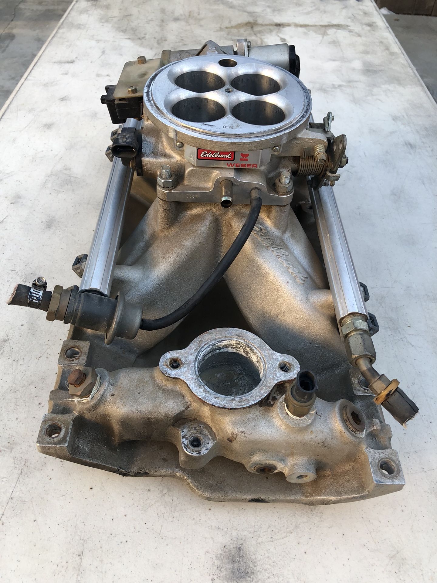 Edelbrock pro flo fuel injection set up small block chevy engine sbc for Sale in El Monte, CA