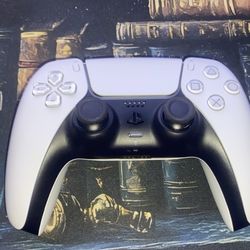 PS5 DualSense Wireless Controller Like New!
