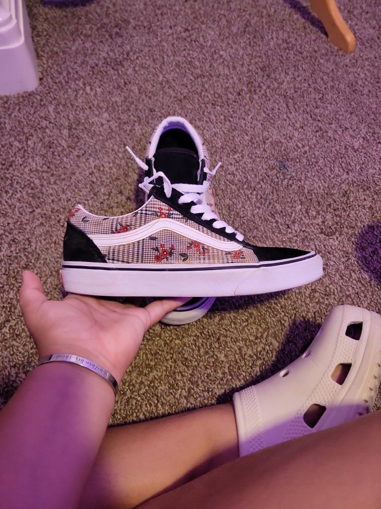 Vans Size 7 In Womans And Size 5.5 In Mens