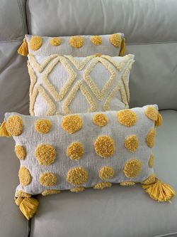 3 decorative pillows, yellow/cream