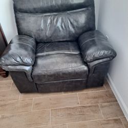Leather Recliner Chair In Excellent Condition 