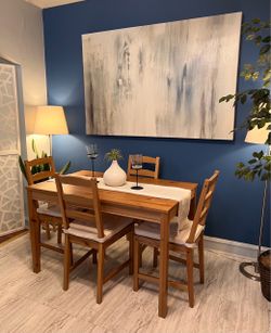 Beautiful Small Dining Set Good Condition!!! Table and 4 Chairs with Cushions! I Can Deliver