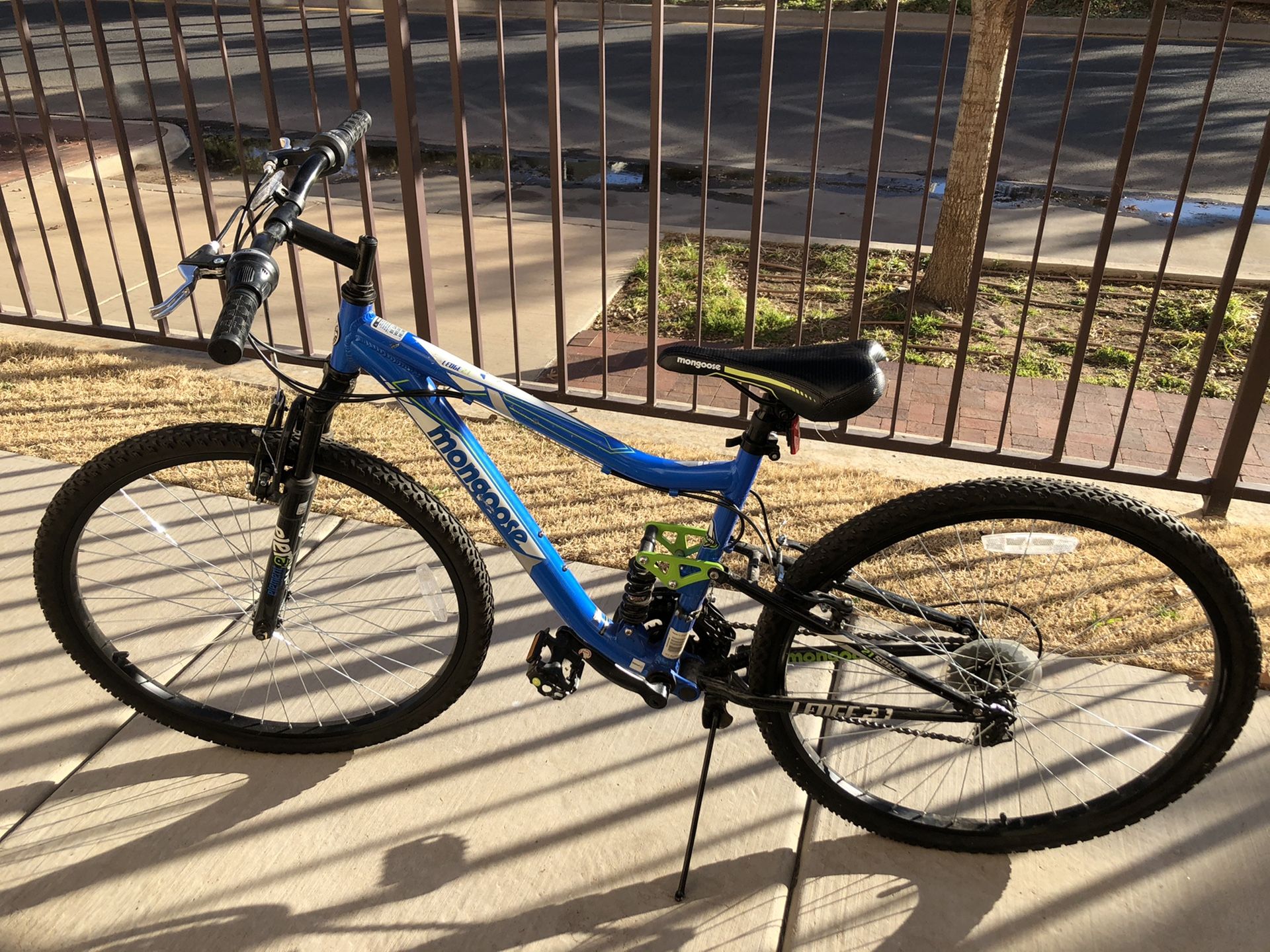 Mongoose Ledge 2.1 Men’s Mountain Bike