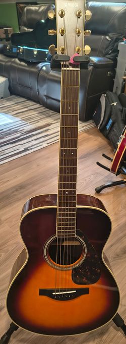 Yamaha LS6 ARE Acoustic Guitar Sunburst with case.