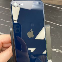 iPhone SE 2022 64gb Tracfone ID: 55221