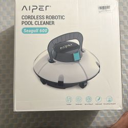 Cordless robotic pool cleaner 