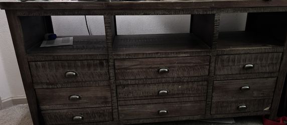 Dresser/ Tv Stand