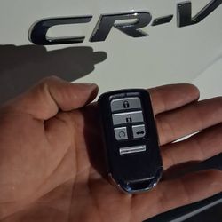 Car Keys And Remotes  / Llaves De Carro Y Controlles 