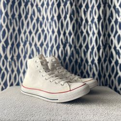 Chuck Taylor All Star (men size: 8.5 / women size: 10.5)