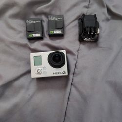 GoPro Hero 3 Mint Condition 3 Batteries 