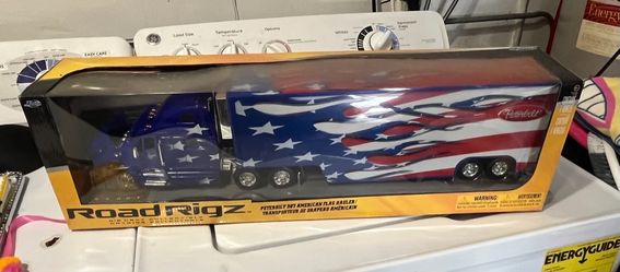 Jada Road Rigz Peterbilt 387 American Flag Hauler