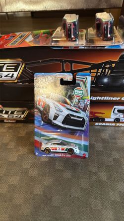 Hot wheels 17 Nissan GT R 7 eleven