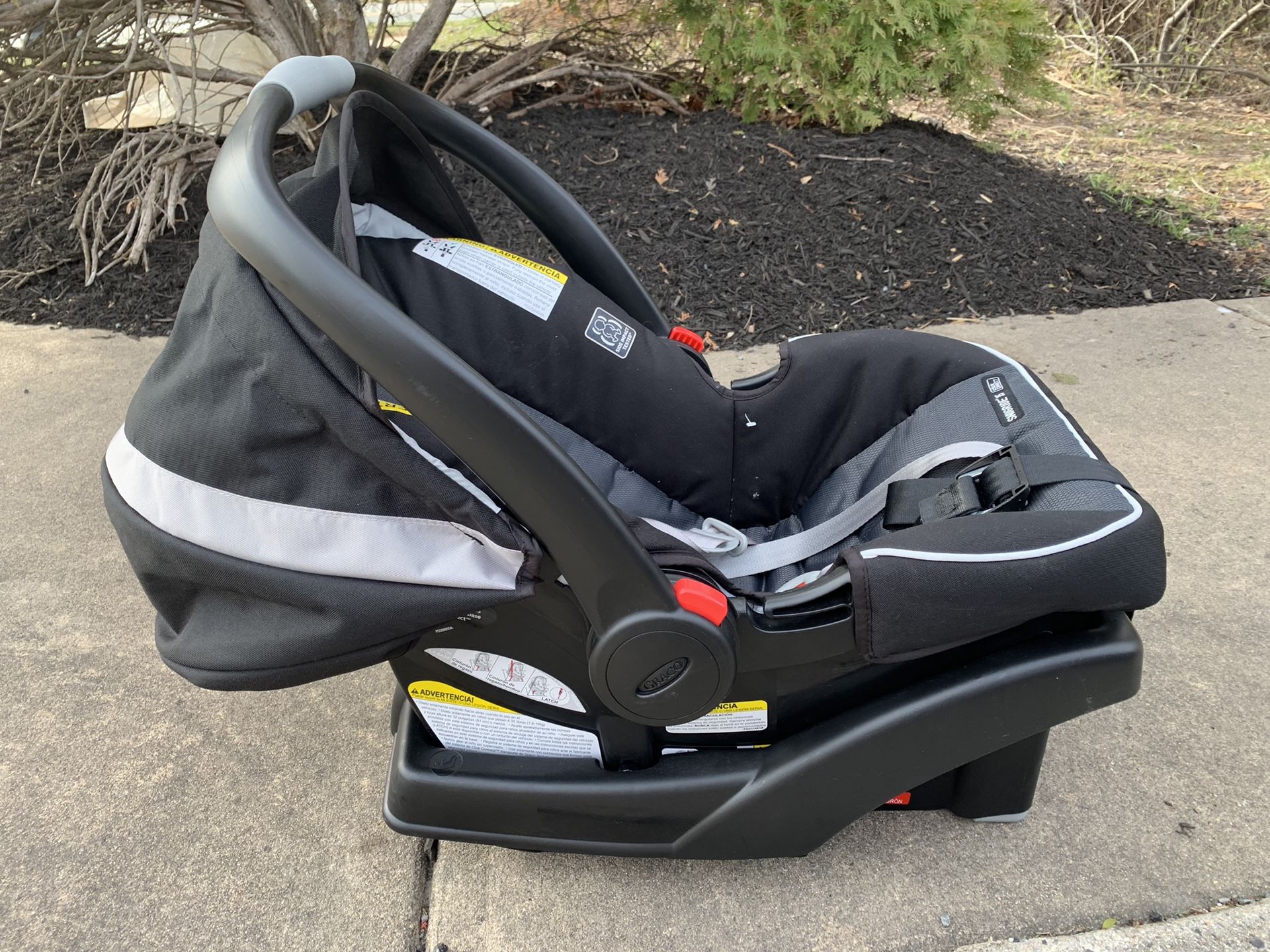 Graco infant car seat w/base (NEW)