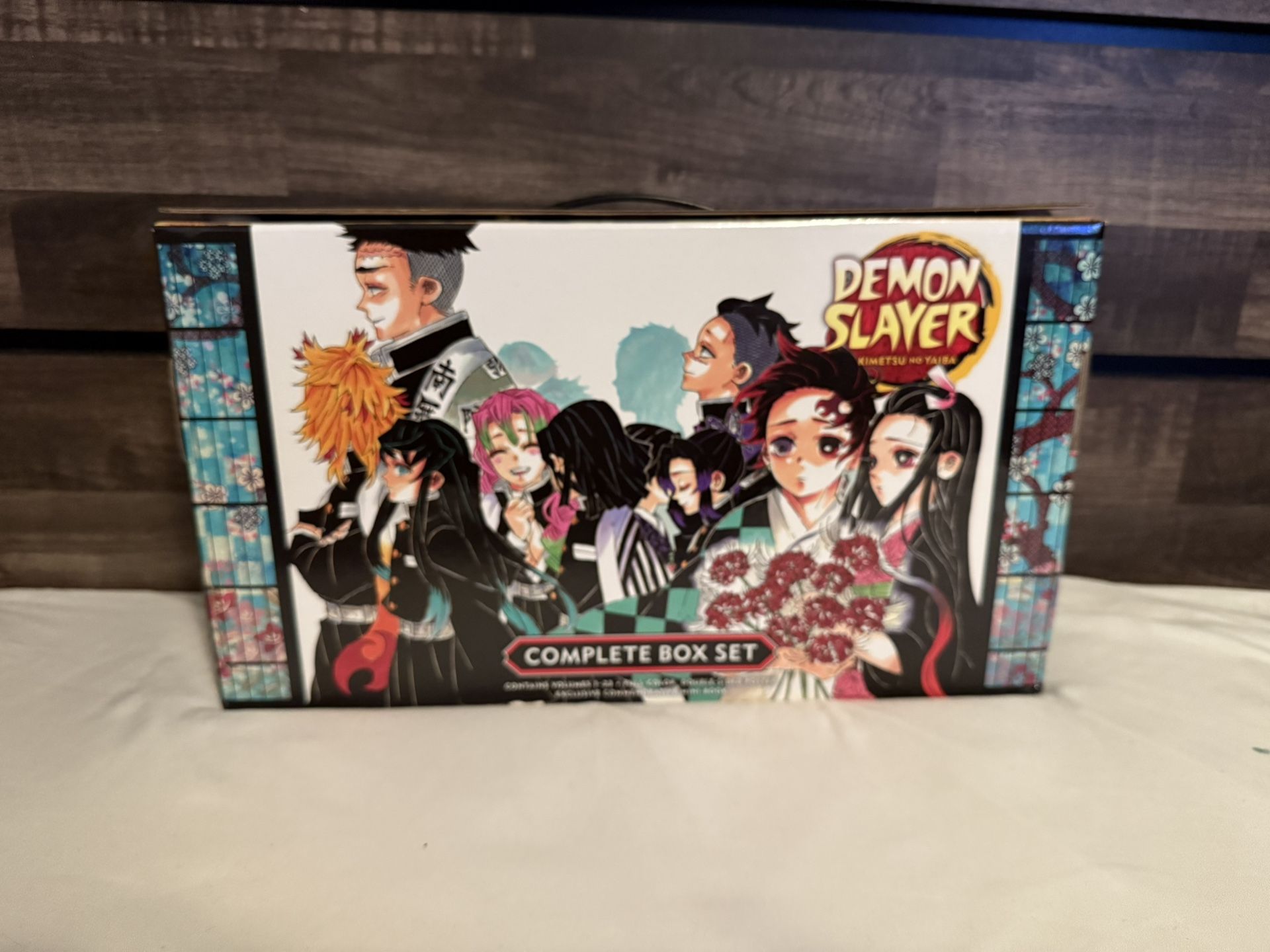 Demon Slayer: Kimetsu no Yaiba Complete Box Set: Includes volumes 1-23