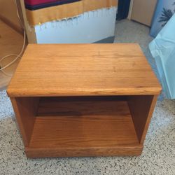 Oak Wood Side Table. Hablo Español.