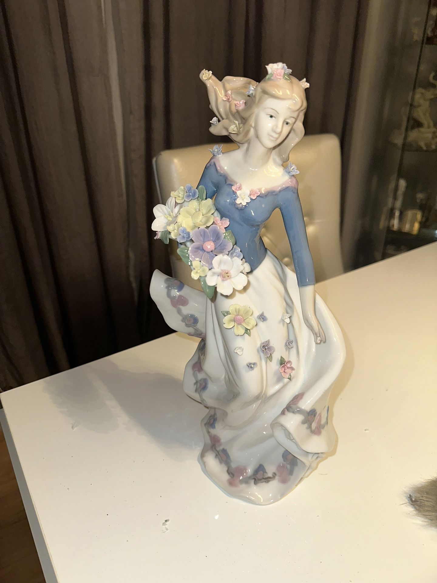 Large Lladro-Like Figurine Girl With Flowers 