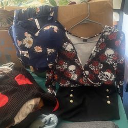 HUNDREDS Of Clothing Items 