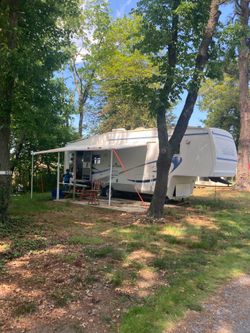 2004  32’.  Cedar creek 5th wheel trailer