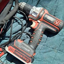 Black and decker drill whit battery and charger