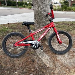Specialized Hotrock 16 Kids Bike. 