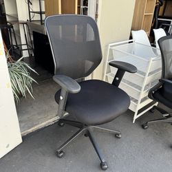 Swivel Desk Chair with Adjustable Armrest Very Good Condition