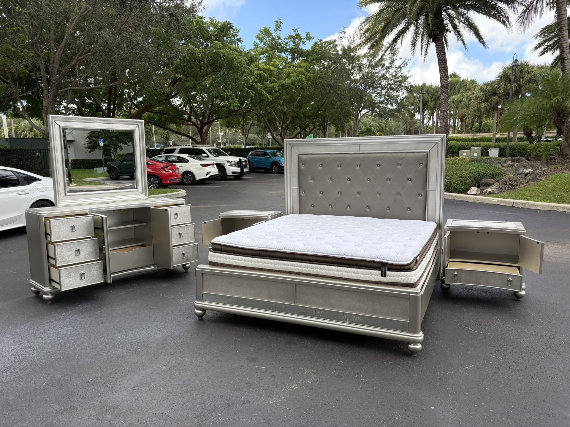 Beautiful Bedroom Set King Size Solid Wood Silver Color In Excellent Condition By Home Meridian