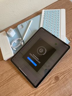 iPad Pro 12.9” (M1 chip / 2021) 5th Generation 128GB with  keyboard case and pen & Accessories