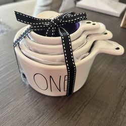 RAE DUNN GHOST HANDLE MEASURING CUPS