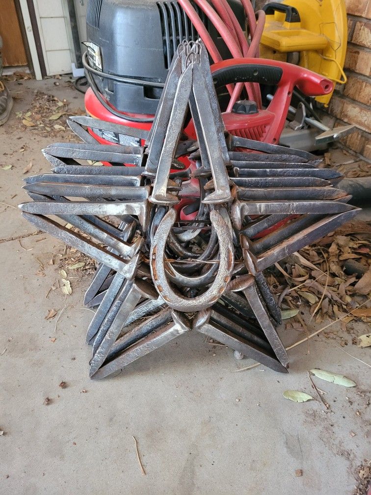 Rustic Railroad Spike Star w/Horseshoe