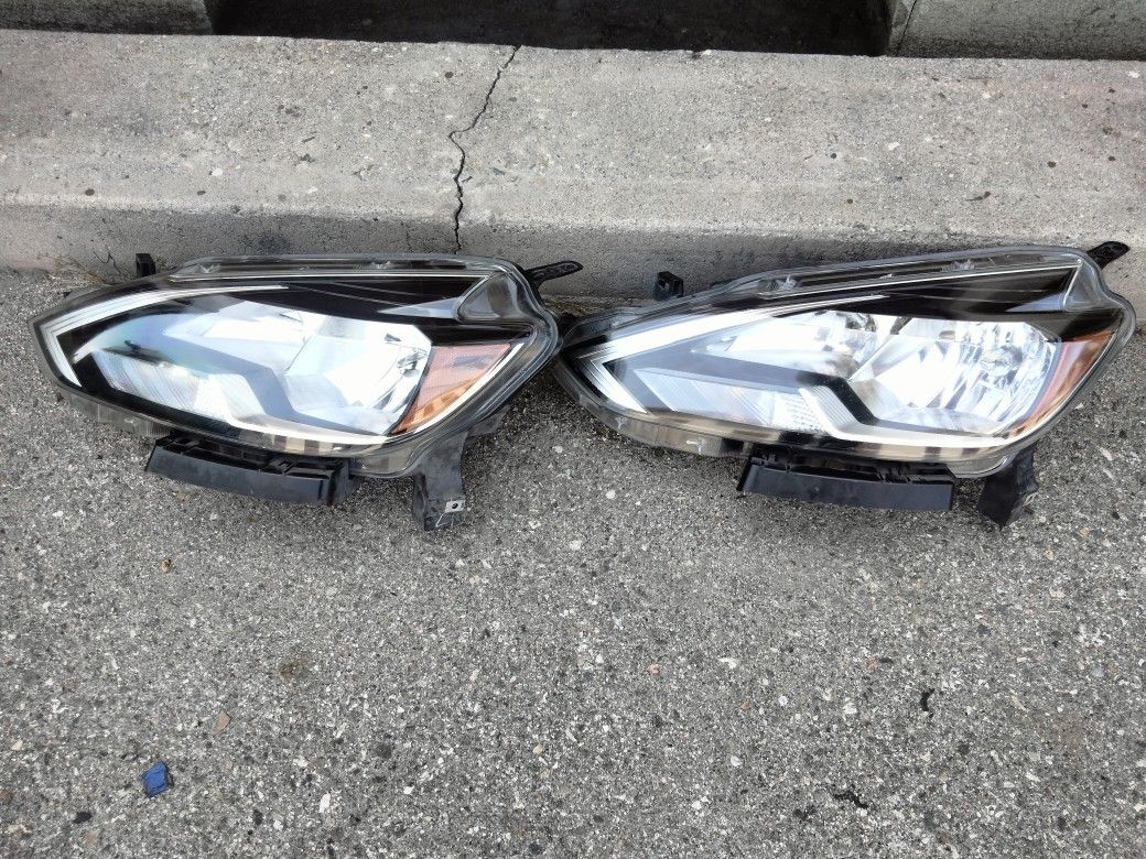 2016-2019 Nissan Sentra Headlights (Halogen Bulbs) With Light Bulb And Accessories OEM.